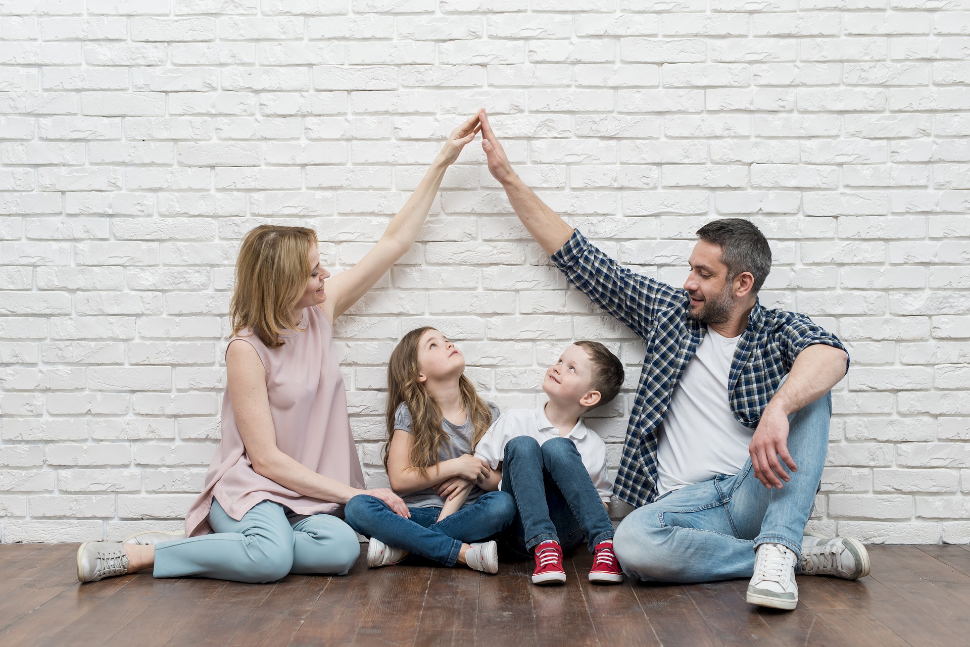 Familia funcionaria revisando documentación hipotecaria con su asesora independiente