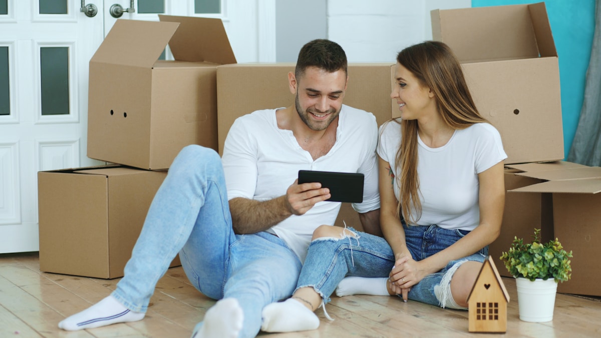 Pareja joven el día de la mudanza a su primera vivienda